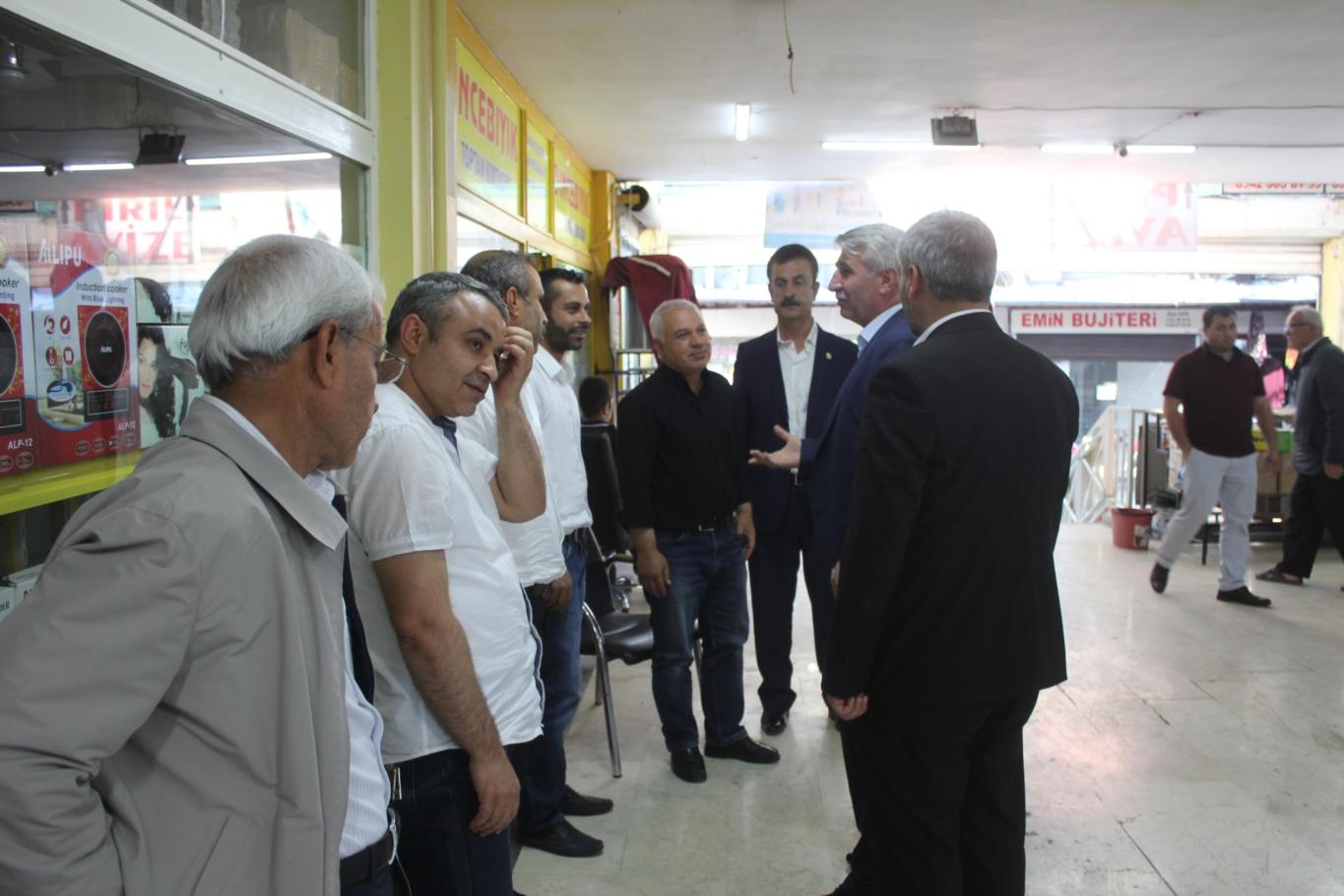 HÜDA PAR Şanlıurfa Milletvekili adayı Lokman Yalçın, beraberindeki heyetle, Avrupa Pasajı’nda önceki gün çıkan yangında iş yerleri hasar gören esnafı ziyaret ederek, ‘geçmiş olsun’ dileklerini iletti.

